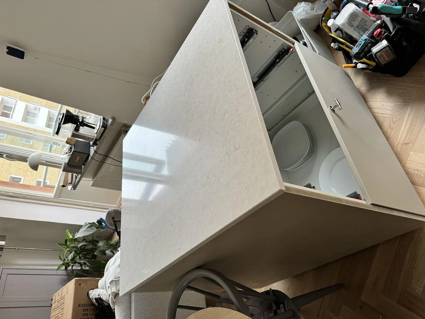 Installerad bänkskiva i polerad Silestone Snowy Ibiza på en vit köksstomme under montering i Malmö.