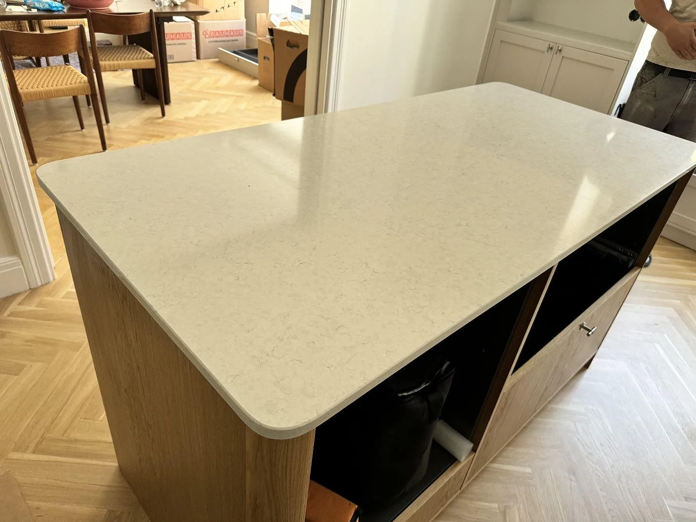 Polerad köksöskiva i Silestone Snowy Ibiza, vit kvartskomposit, fotograferad från hörnet mot matplatsen i MALMÖ.