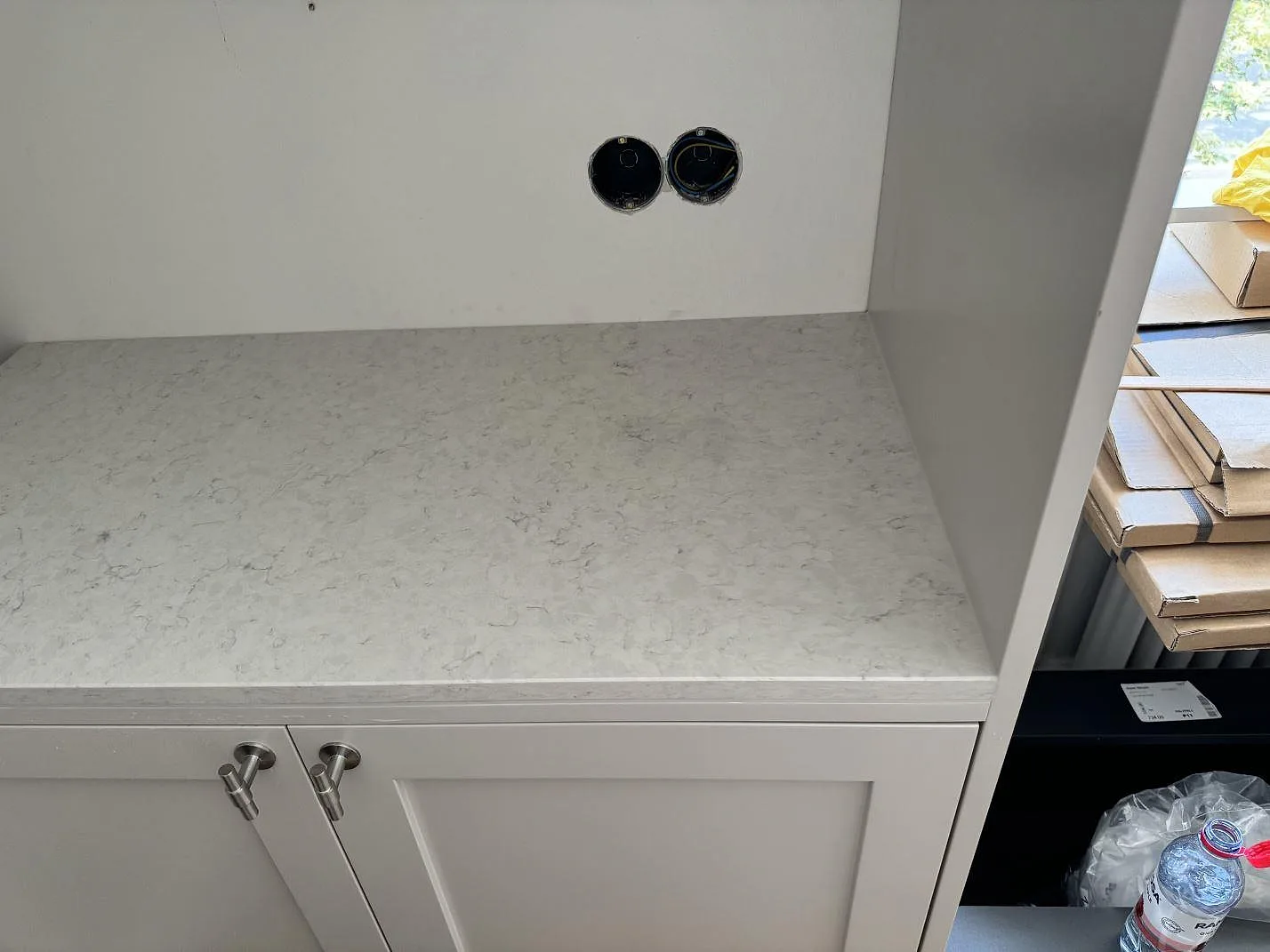 Väggbänk i polerad Silestone Snowy Ibiza med ljus grå ådring och synlig framkant i kök i MALMÖ.