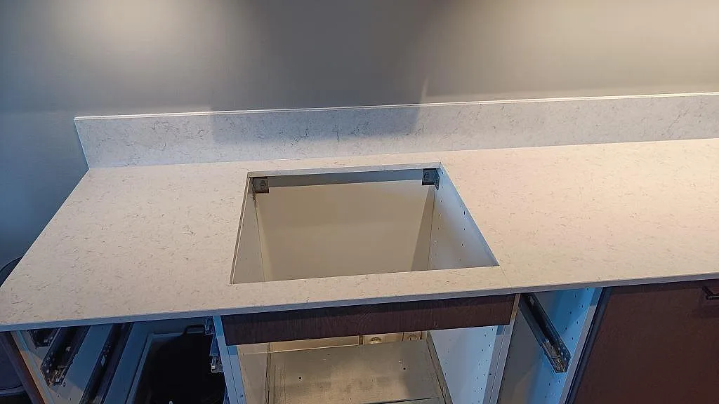 Köksbänkskiva i vit Silestone Snowy Ibiza, polerad, med rektangulärt urtag och matchande låg stänkkant i Malmö.