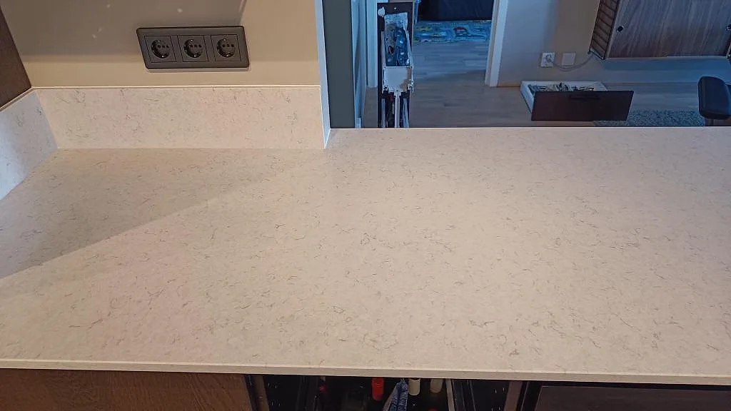 Ljus köksbänkskiva i Silestone Snowy Ibiza, polerad kvartskomposit, med stor arbetsyta och låg stänkkant i Malmö.