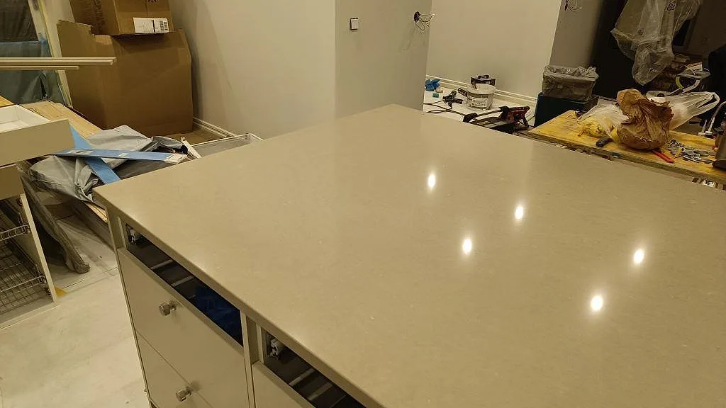 Närbild av polerad Silestone Snowy Ibiza på köksö med ljus komposityta och diskret ådring i Malmö.