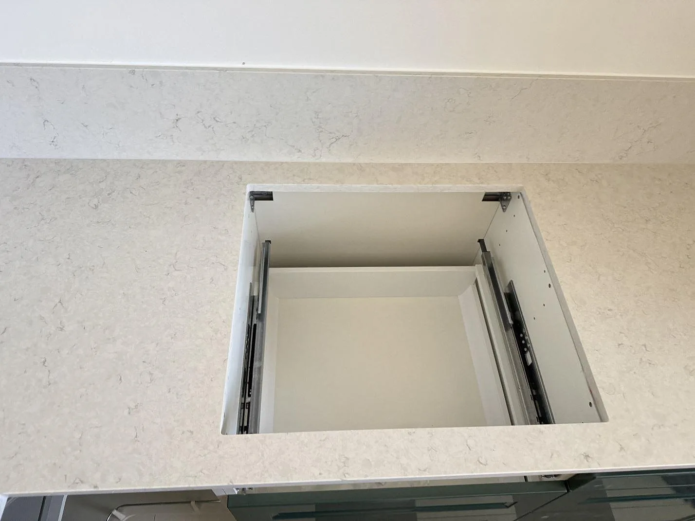 Köksbänkskiva i polerad Silestone Snowy Ibiza med rektangulärt urtag och låg stänkkant i Malmö.