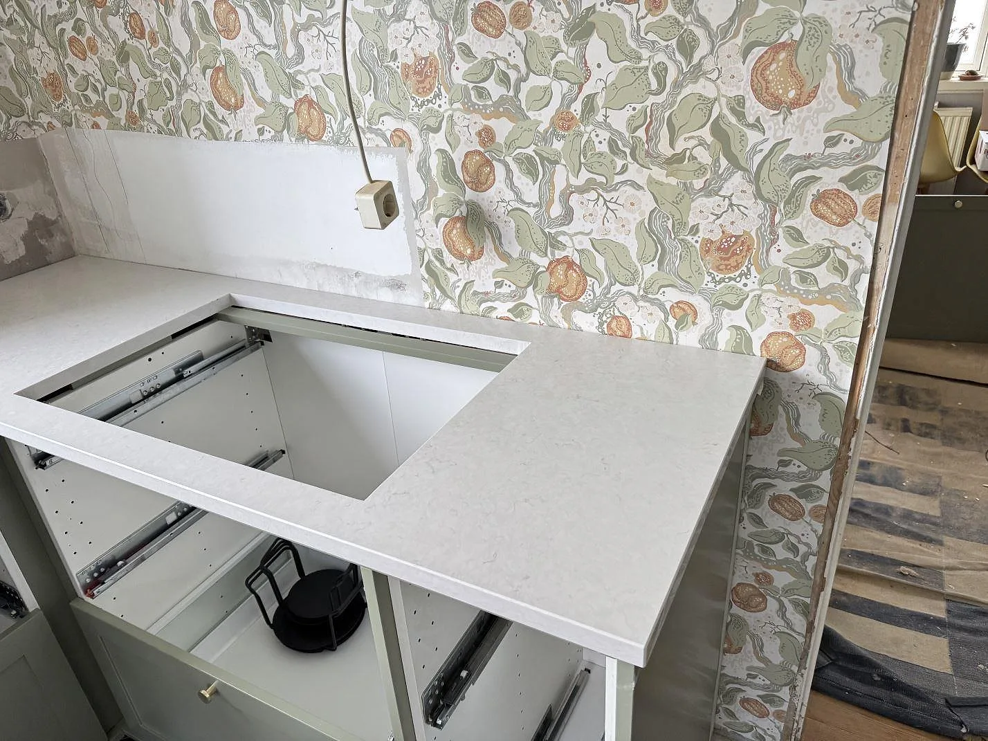 Köksbänkskiva i Silestone Snowy Ibiza, polerad kvartskomposit, med hällöppning och öppen köksstomme i Malmö.