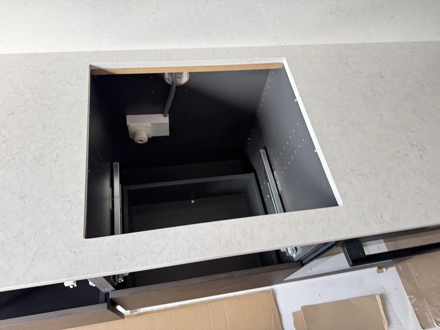 Detaljbild av rektangulär öppning i polerad Silestone Snowy Ibiza, med ljus kvartskomposit och lågt stänkskydd i Malmö.
