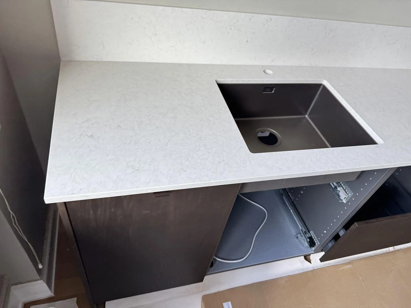 Köksbänkskiva i polerad Silestone Snowy Ibiza med underlimmad rostfri diskho och matchande stänkskydd i Malmö.