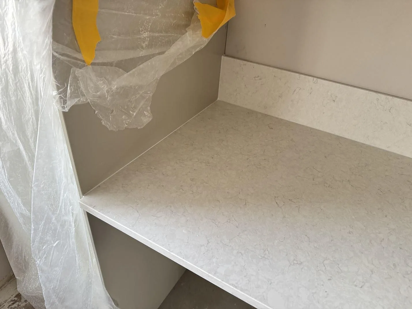 Vänster hörn av köksbänkskiva i polerad Silestone Snowy Ibiza med uppvikt stänkkant i Mamö.