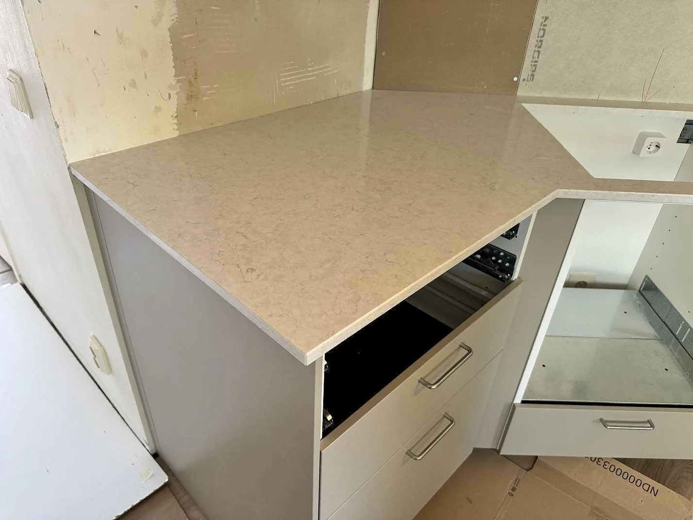 Polerad köksbänkskiva i Silestone Snowy Ibiza, 20 mm komposit, monterad som vinklad hörnyta i ett kök i Mölndal.