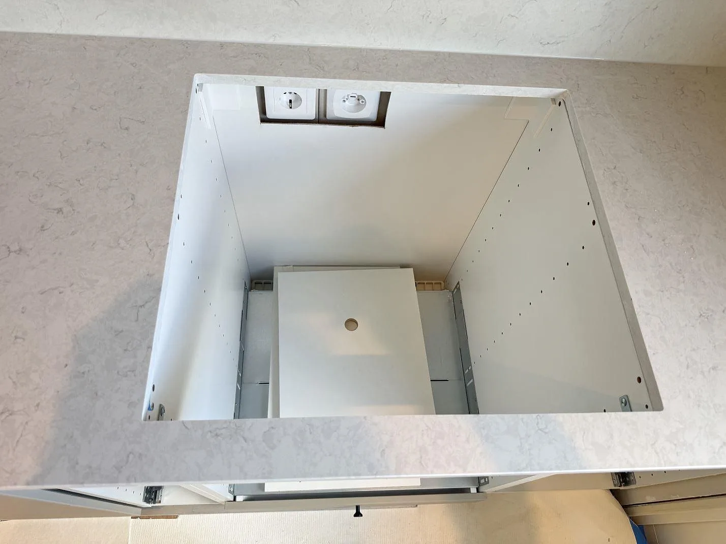 Hällöppning i köksbänkskiva av polerad Silestone Snowy Ibiza med ljus kompositmönstring i Mörrum.