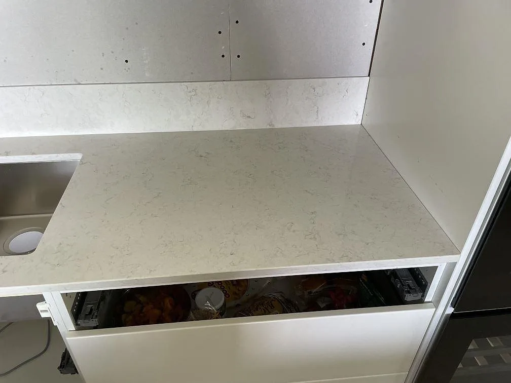 Rak bänkdel i polerad Silestone Snowy Ibiza med underlimmad diskho och 12 mm stänkskydd i Nacka strand.