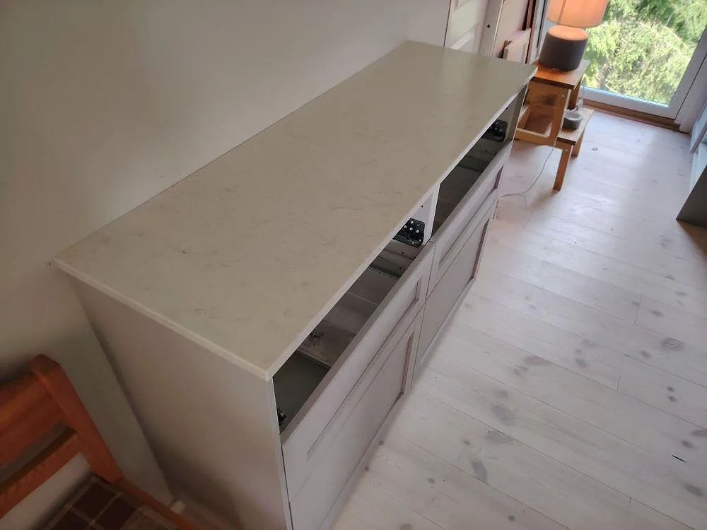 Närbild av polerad köksbänkskiva i Silestone Snowy Ibiza med ljus ådring på en köksrad i Nyköping.