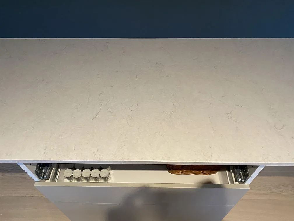 Ovanifrån på avlastningsbänken i vit Silestone Snowy Ibiza med grå ådring i ett kök i Österskär.