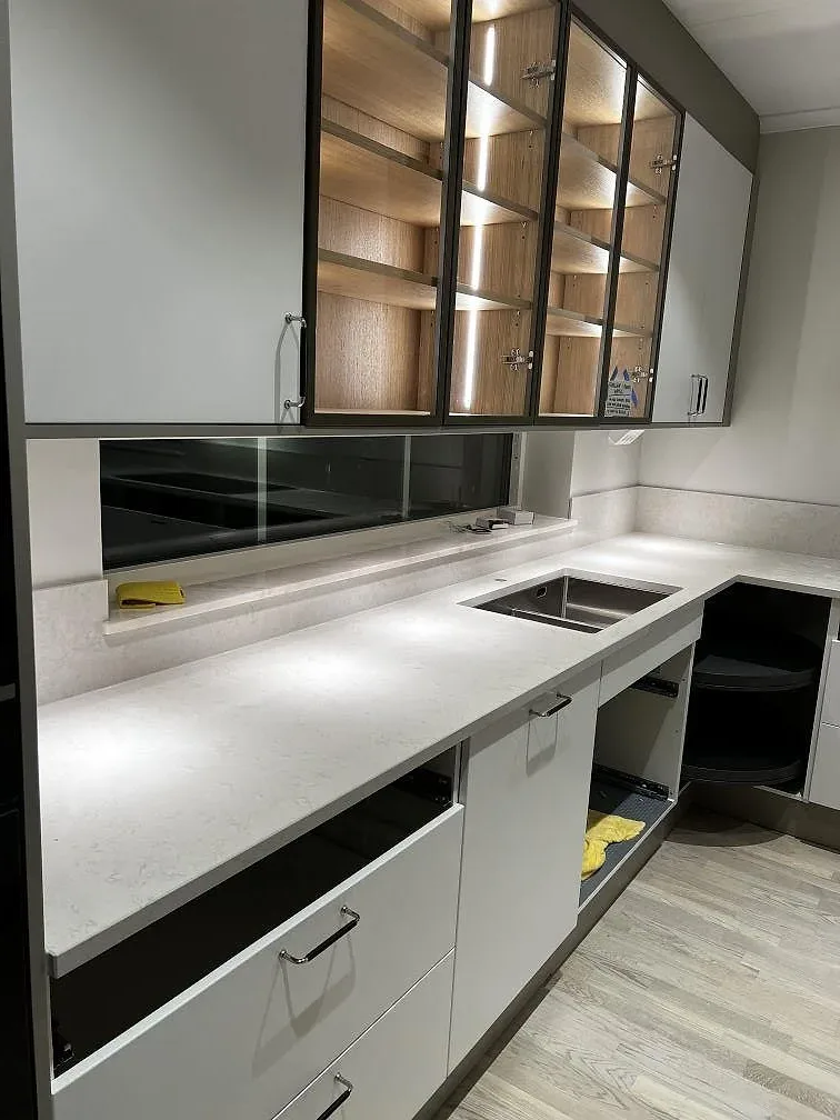 Vit Silestone Snowy Ibiza bänkskiva med urtag och stänkskydd i polerad kvartskomposit i ett kök i Olofstorp.