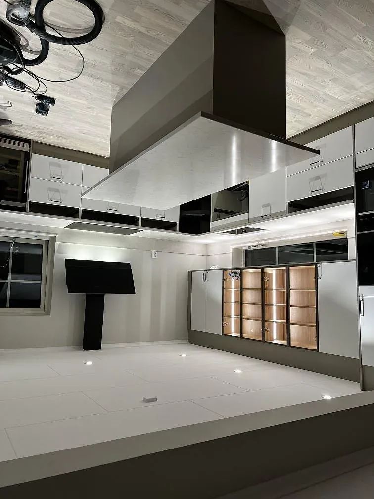 Vit polerad köksbänkskiva i Silestone Snowy Ibiza längs köket med köksö i Olofstorp, fotograferat under montering.