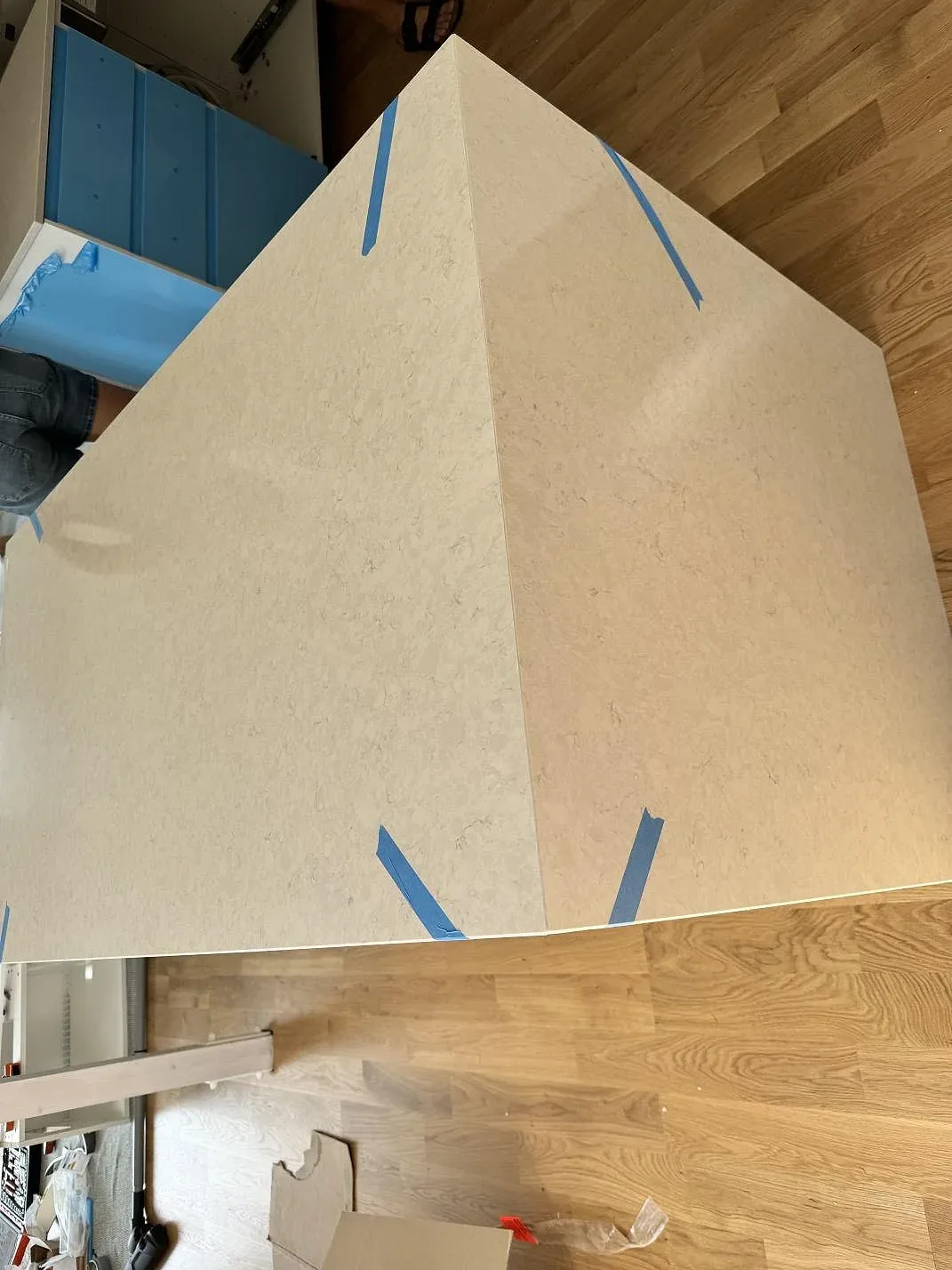 Topvy av polerad Silestone Snowy Ibiza på arbetsyta med flera stenklädda sidor och skyddstejp i köket i Rydebäck.