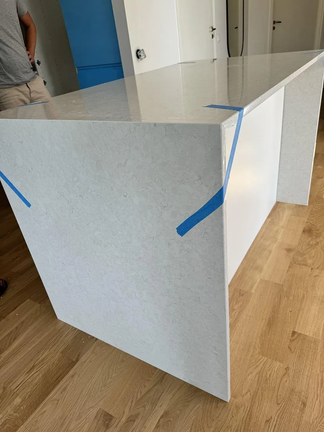 Närbild på ljus polerad Silestone Snowy Ibiza med stenklädd gavel, öppna stommar och blå skyddstejp i Rydebäck.