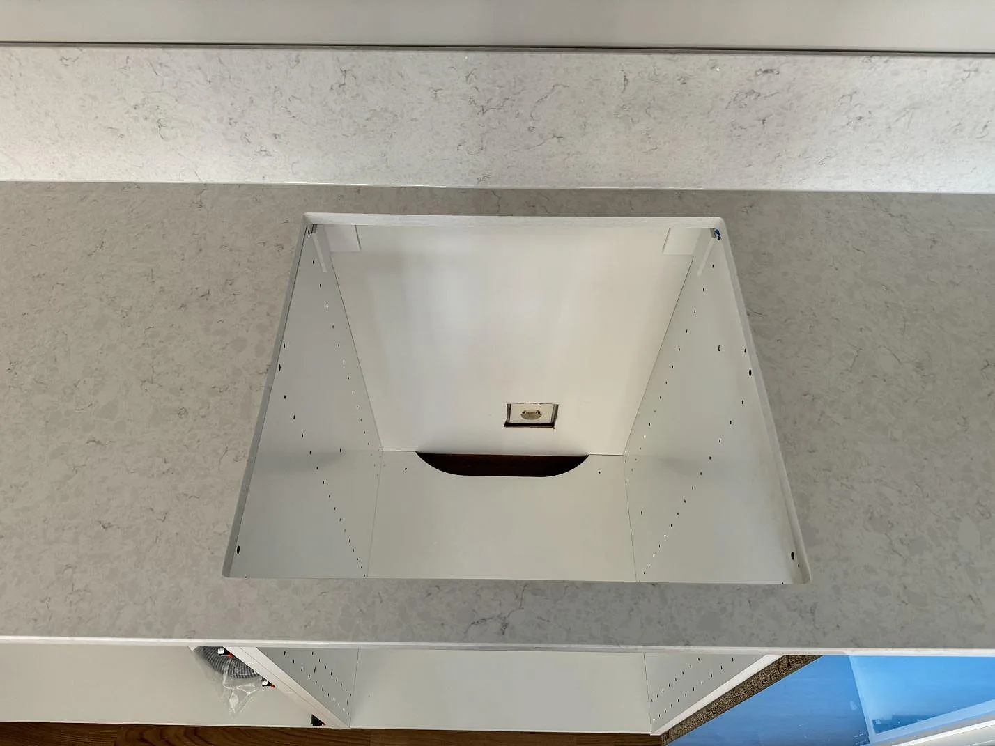 Närbild på polerad Silestone Snowy Ibiza som köksbänkskiva med större urtag och låg stänkkant i ett kök i Rydebäck.