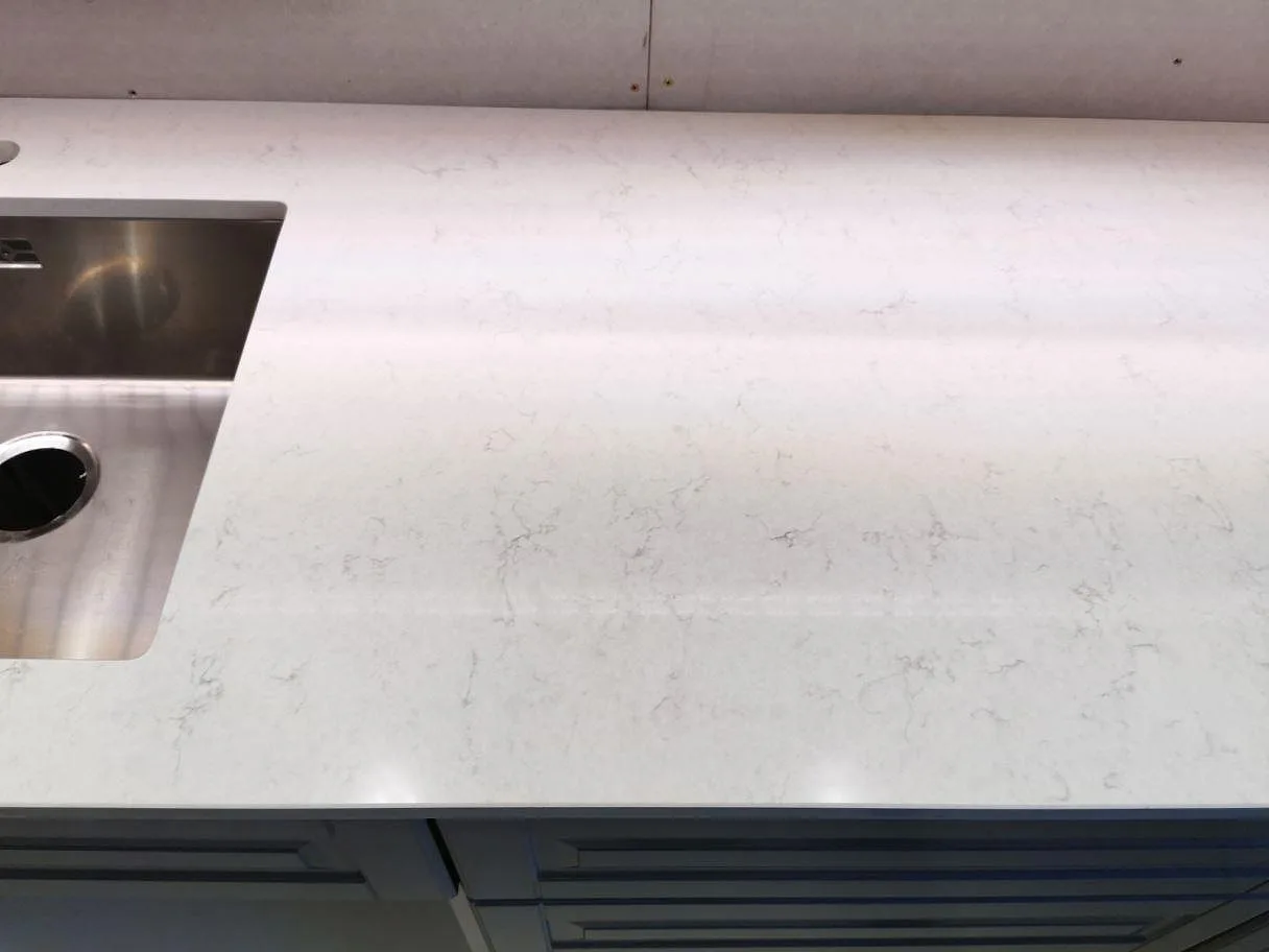 Köksbänkskiva i polerad vit Silestone Snowy Ibiza med underlimmad rostfri diskho i ett kök i Sjöbo.