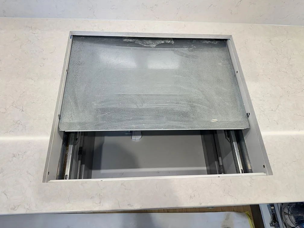 Detalj av urtag för infälld häll i köksbänkskiva av vit Silestone Snowy Ibiza, polerad, i ett kök i Skanör.