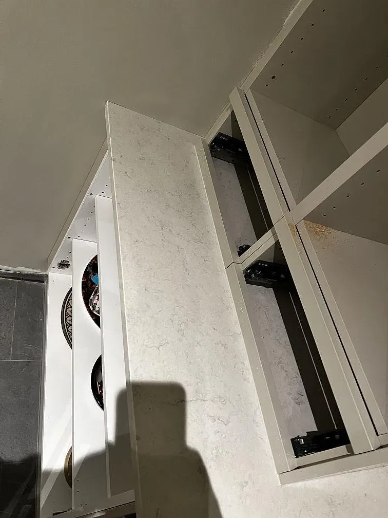 Topvy över smal köksbänkskiva i Silestone Snowy Ibiza med öppna köksstommar under montering i Skummeslövsstrand.