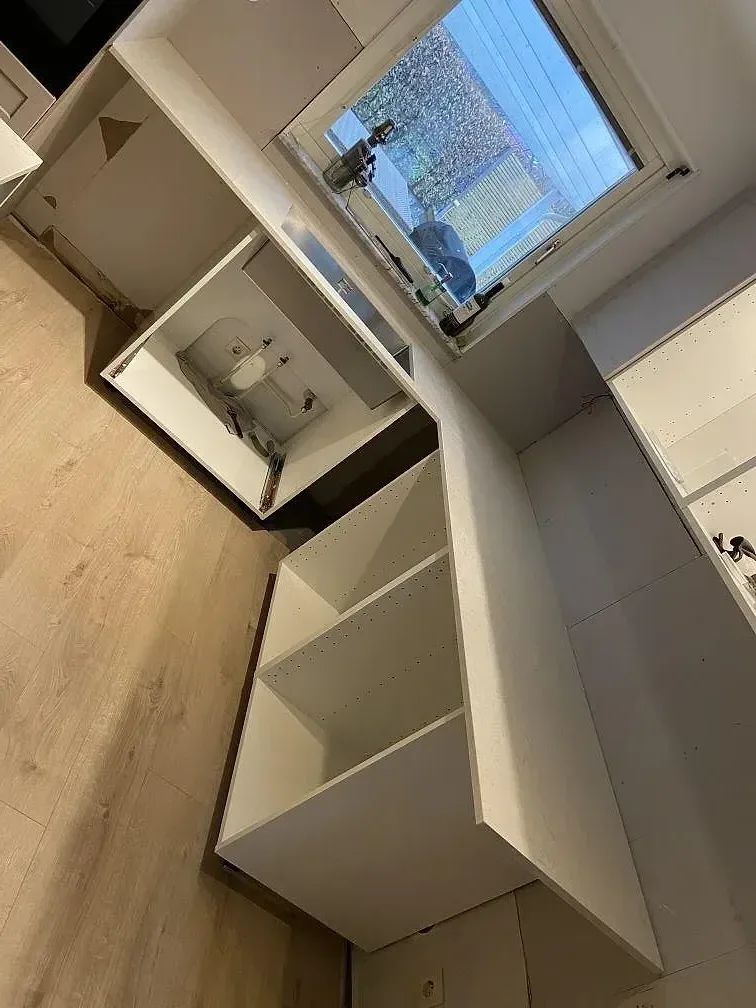 Närbild på polerad Silestone Snowy Ibiza komposit med svart spishäll ovanpå köksön i Staffanstorp.