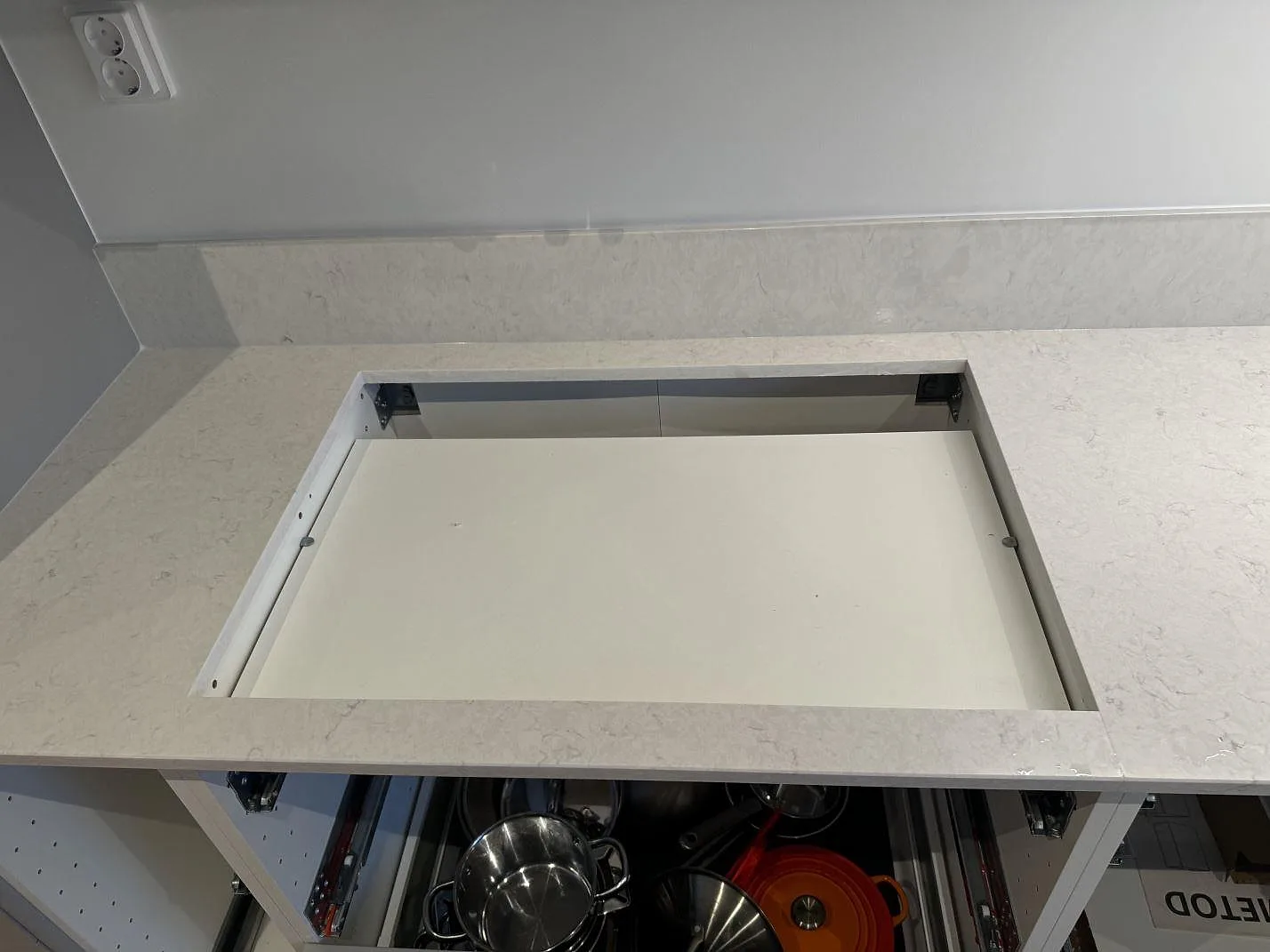Polerad Silestone Snowy Ibiza bänkskiva med stort hällurtag och låg stenkant under montering i Staffanstorp.