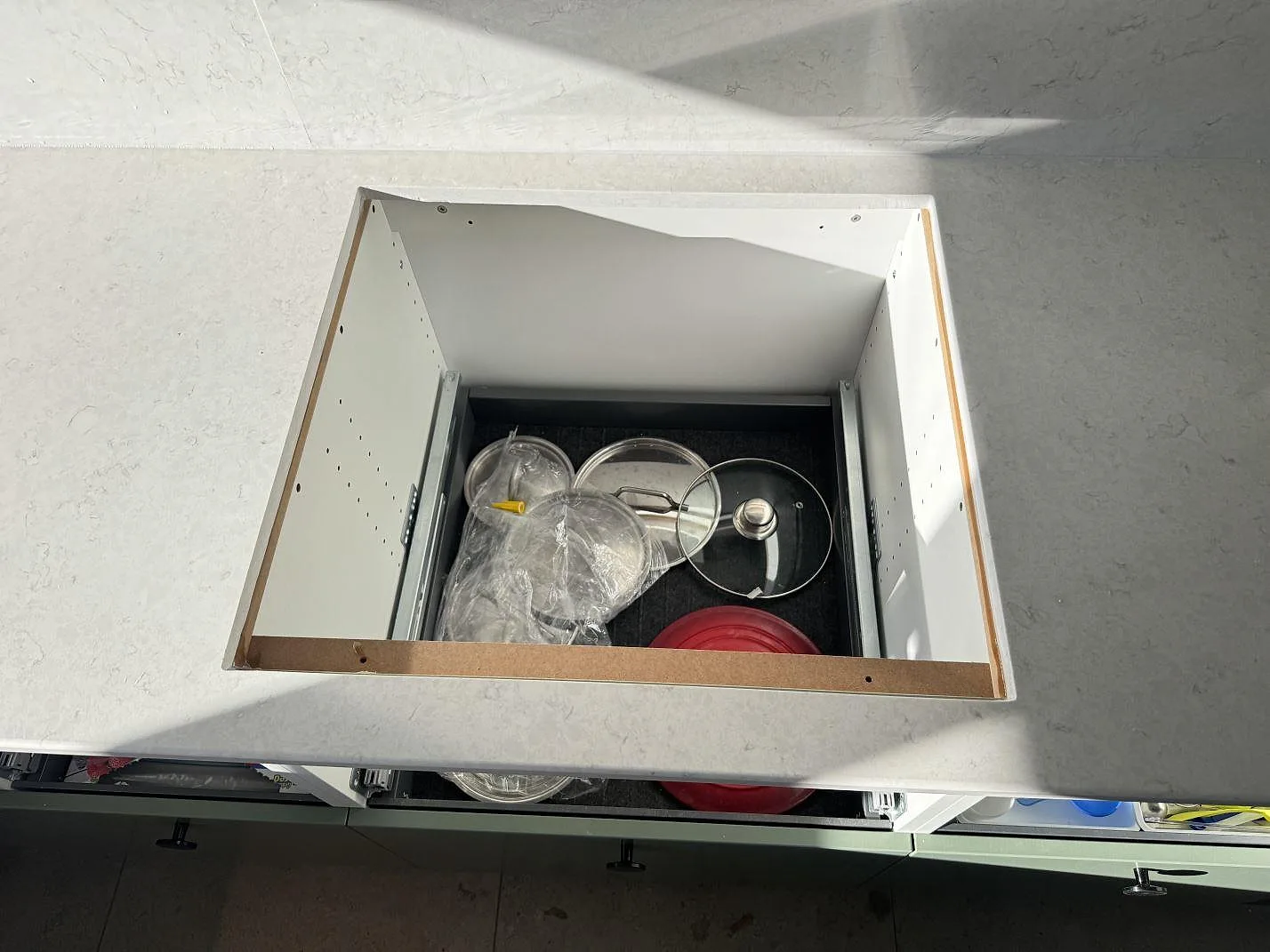 Närbild ovanifrån på hällurtag i en ljus Silestone Snowy Ibiza köksbänkskiva under montering i Staffanstorp.