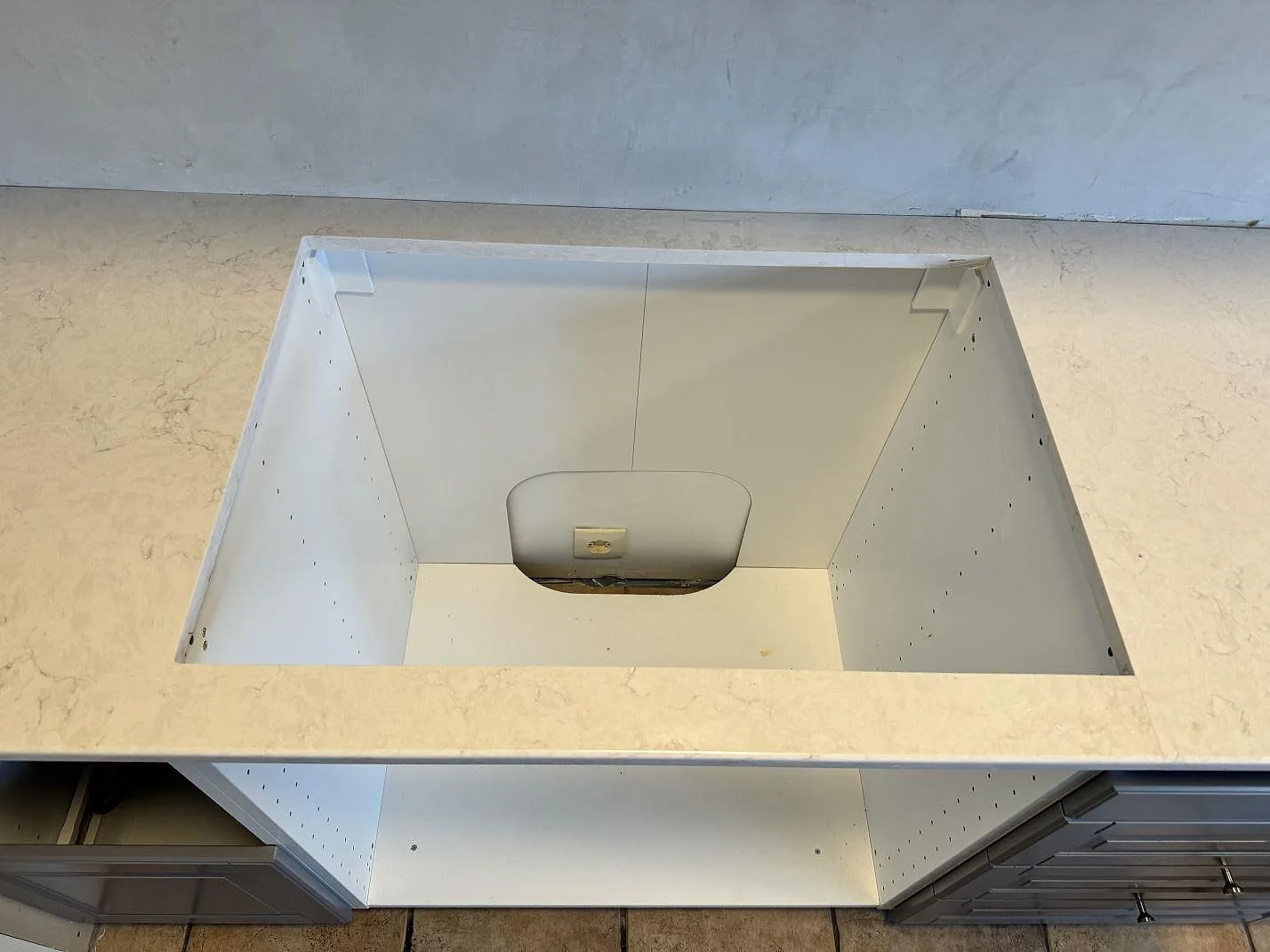 Rak vy över öppning i köksstommarna och polerad Silestone Snowy Ibiza kvartskomposit med ljus ådring i Svedala.