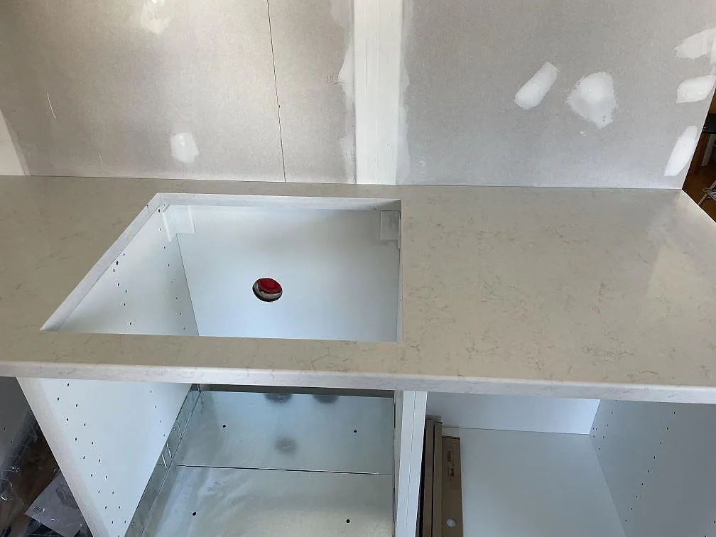 Vit Silestone Snowy Ibiza ovanifrån med utskuret urtag i köksbänkskivan i Trollhättan.