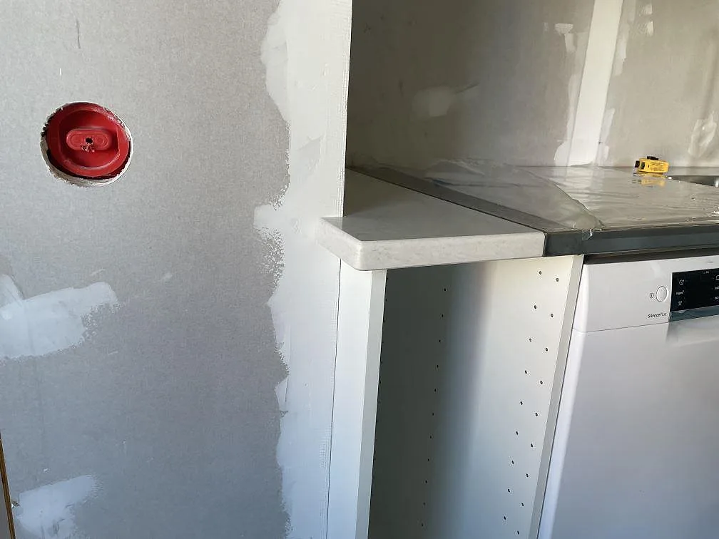 Detalj av den mjukt rundade kanten på köksbänkskivan i Silestone Snowy Ibiza i Trollhättan.