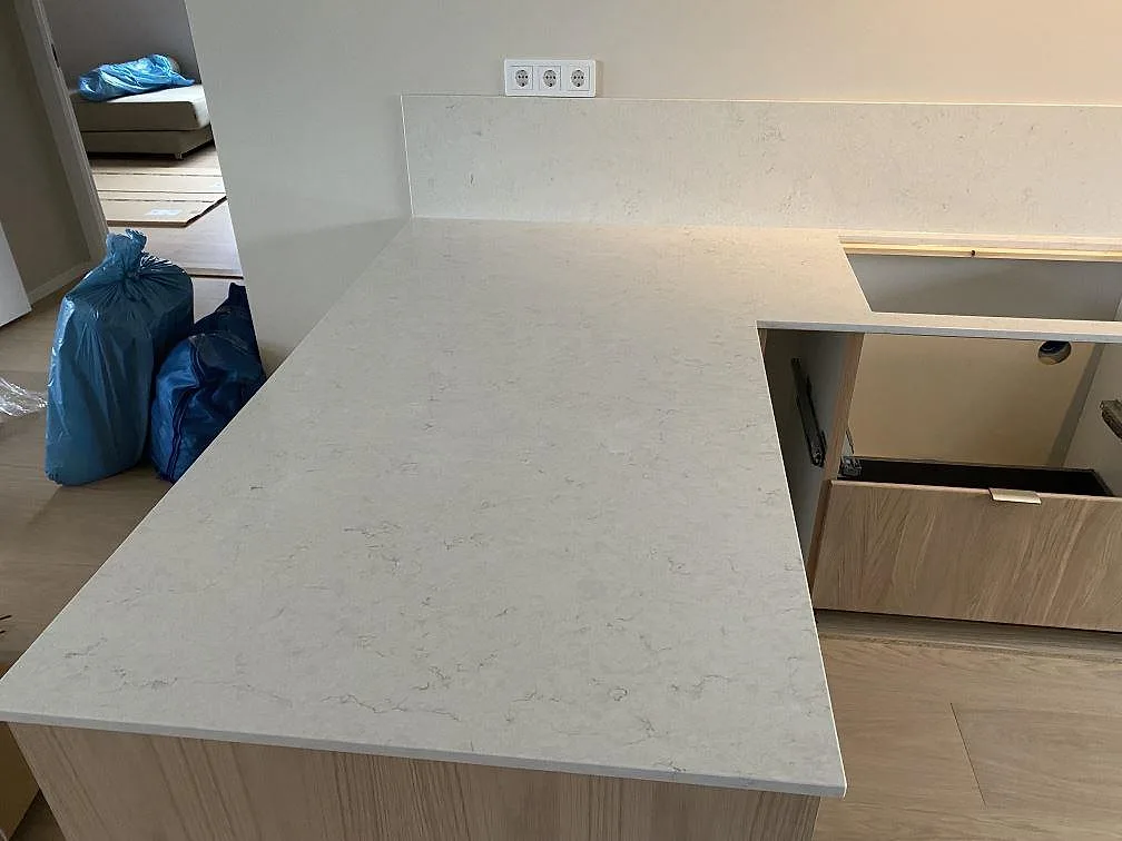 Halvö och arbetsyta i polerad Silestone Snowy Ibiza med synlig ådring, hällöppning och stänkskydd i Tygelsjö.