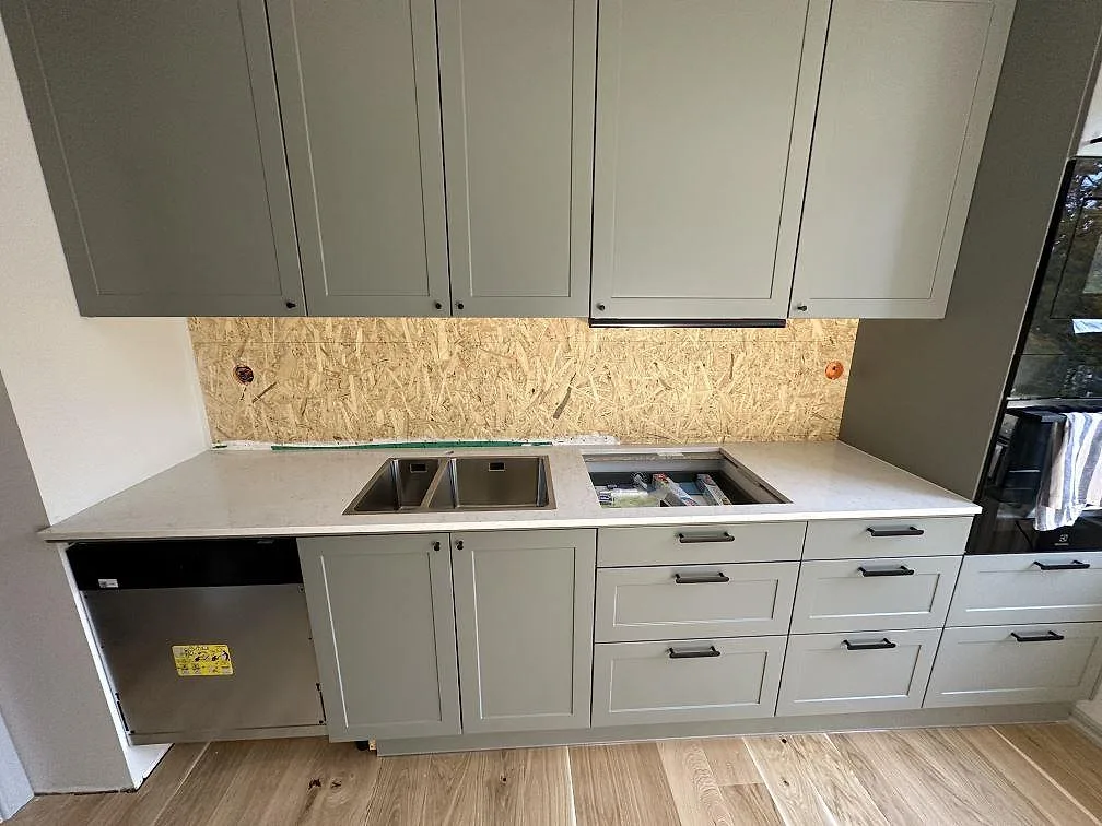 Köksbänkskiva i vit Silestone Snowy Ibiza, polerad komposit, med underlimmad dubbelho och hällöppning i Uddevalla.