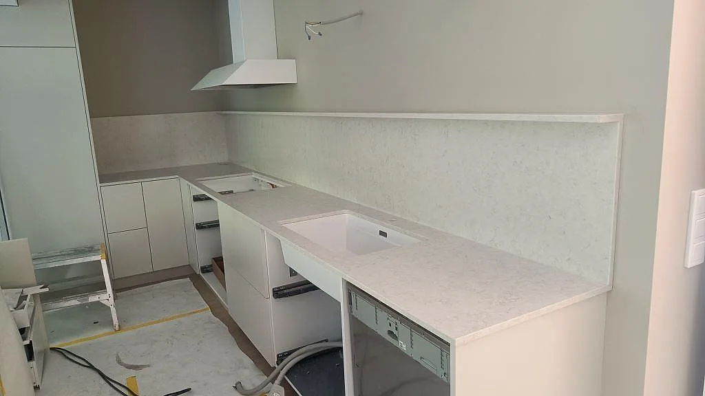Köksbänkskiva i polerad Silestone Snowy Ibiza med uppvikt stänkskydd, vit underlimmad diskho och hälluttag i Västra Frölunda.
