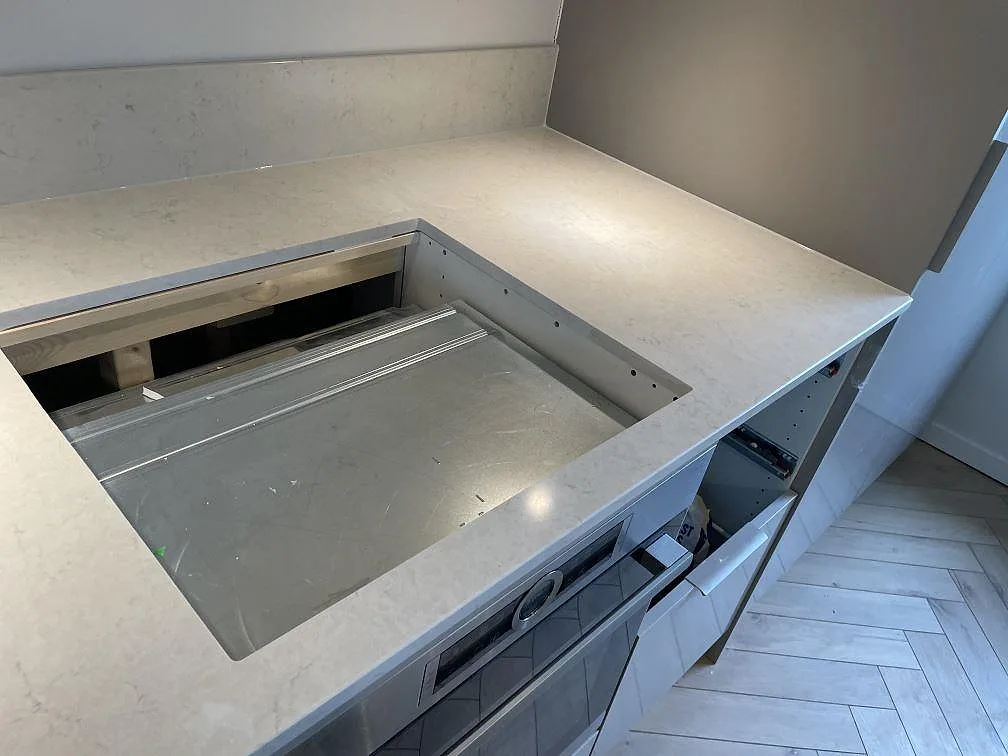 Polerad köksbänkskiva i vit Silestone Snowy Ibiza, 20 mm, med öppning för underlimmad diskho och stänkskydd i Västra Frölunda.