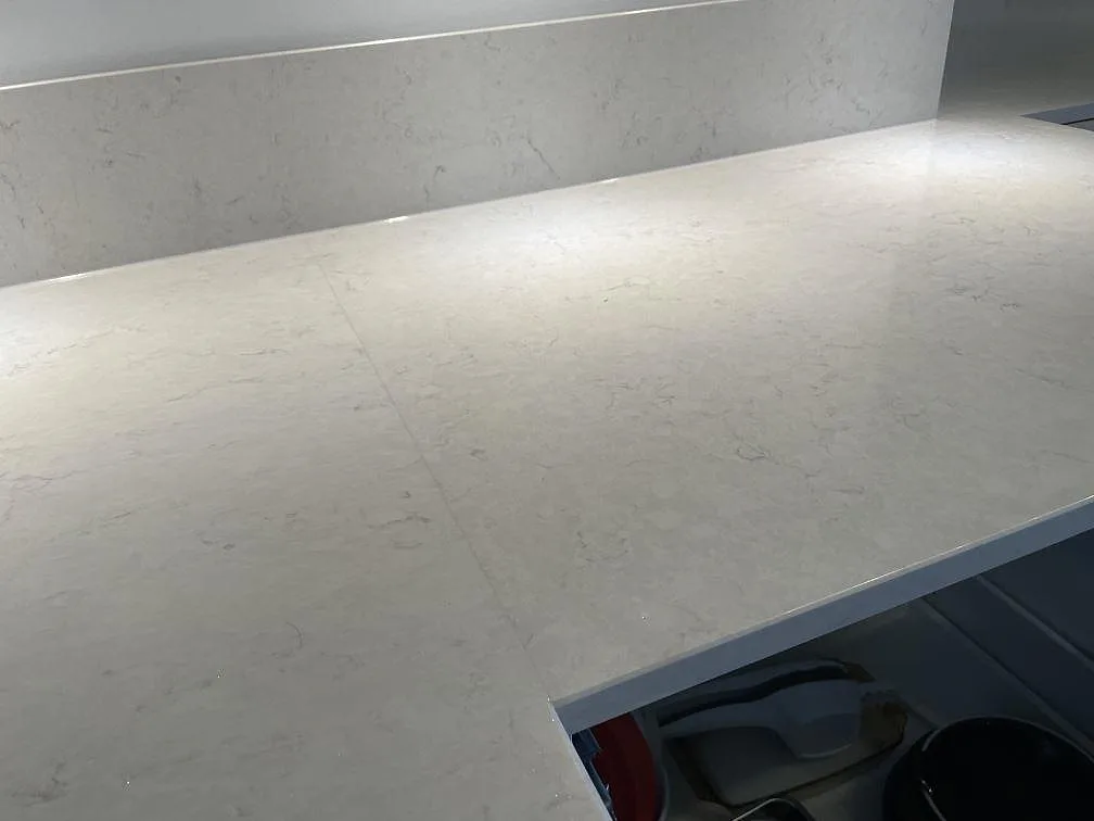 Närbild av polerad Silestone Snowy Ibiza som köksbänkskiva med låg stänkkant och ljus ådring i Västra Frölunda.