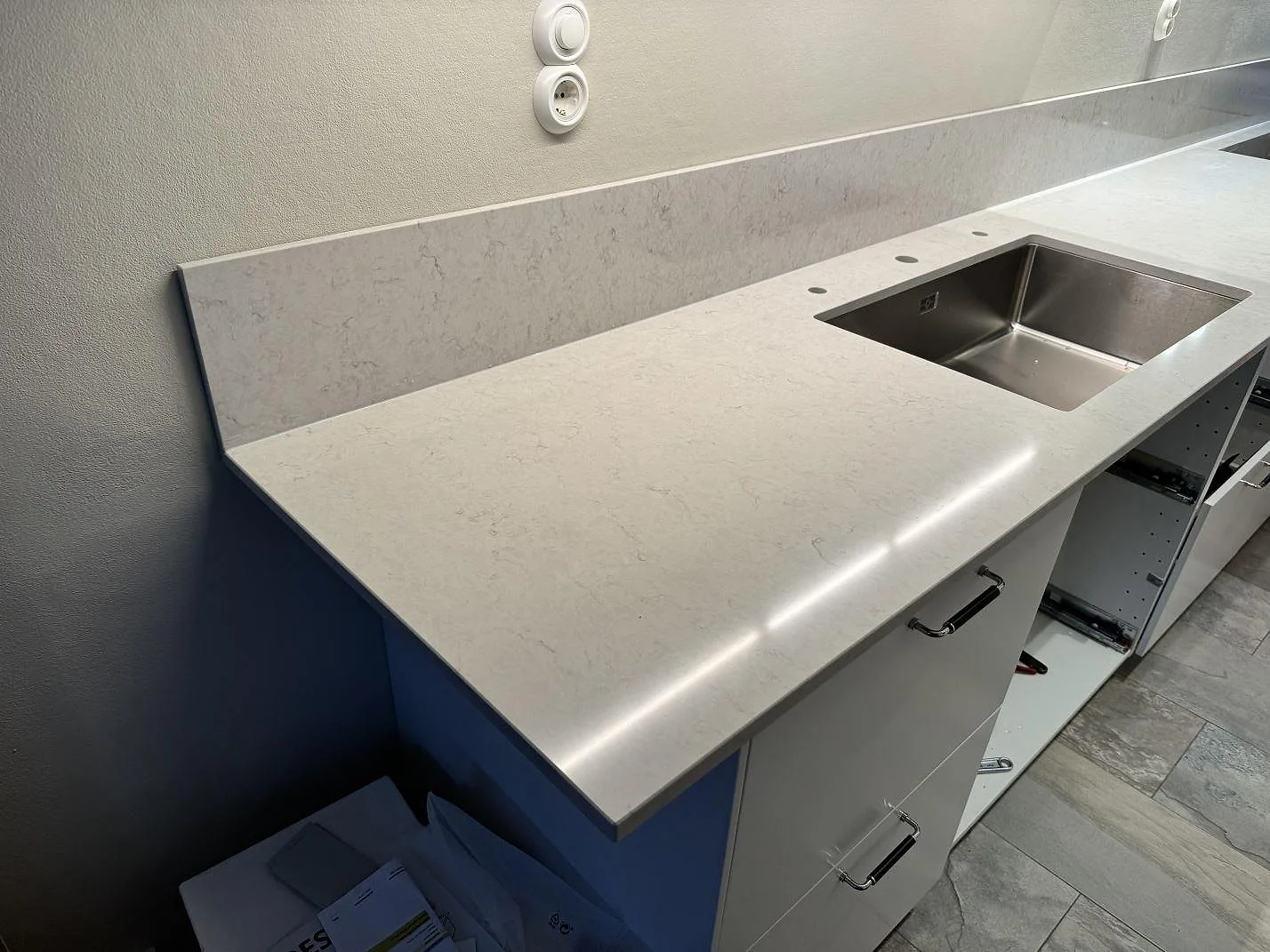 Köksbänkskiva i polerad Silestone Snowy Ibiza med underlimmad rostfri ho och 12 mm stänkkant i Västra Frölunda.