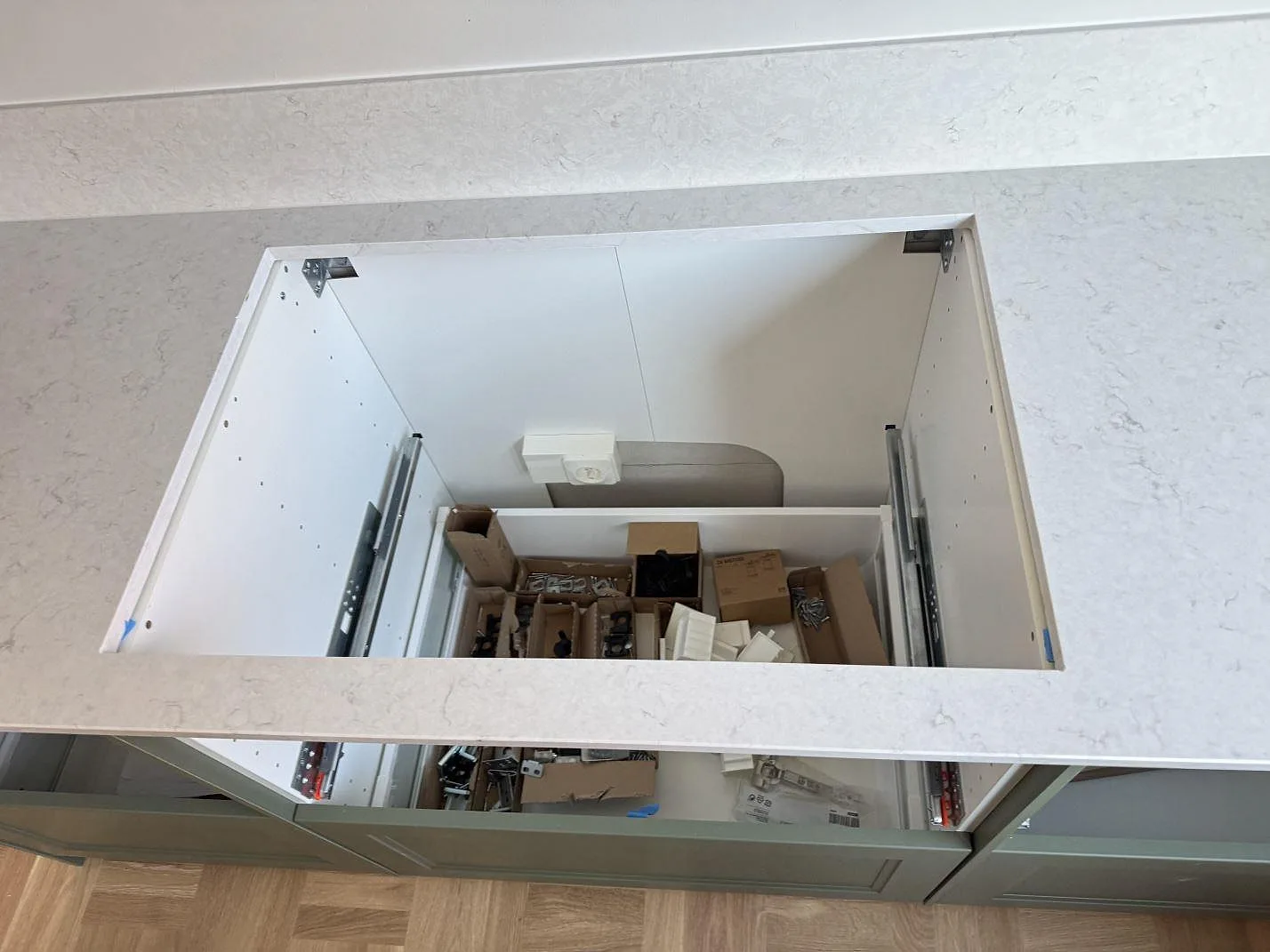 Närbild av diskzonen i polerad Silestone Snowy Ibiza kvartskomposit på öppna köksstommar i Västra Frölunda.