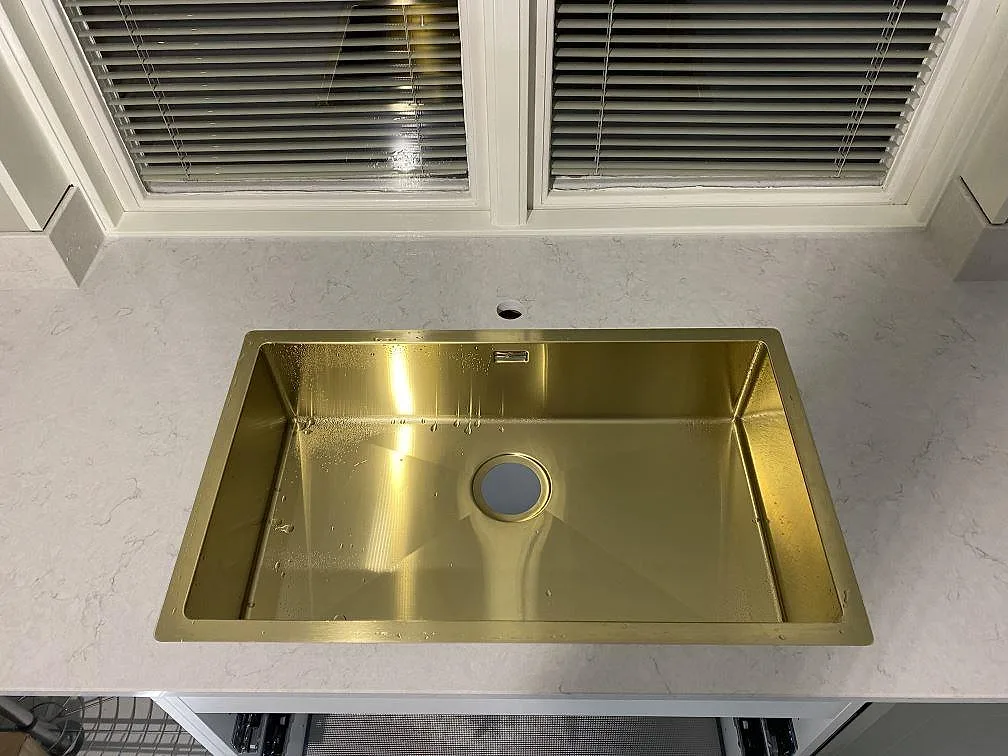 Diskhozonen i polerad Silestone Snowy Ibiza kvartskomposit med Stala Lagom-71 diskho och ljus stänkskiva i Växjö.