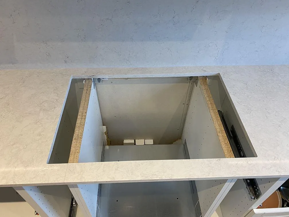 Detalj av polerad Silestone Snowy Ibiza med större förberett urtag i köksbänken, monterad i Vallberga.