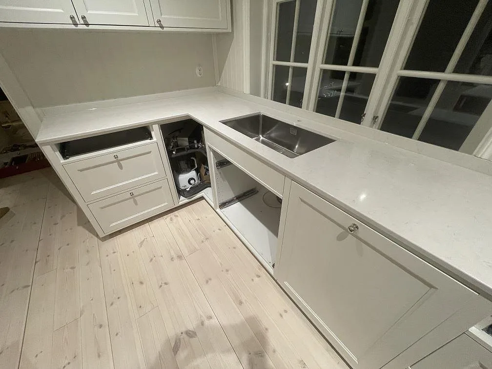 L-format hörn i polerad Silestone Snowy Ibiza med underlimmad rostfri diskho i ett kök i Vallentuna.