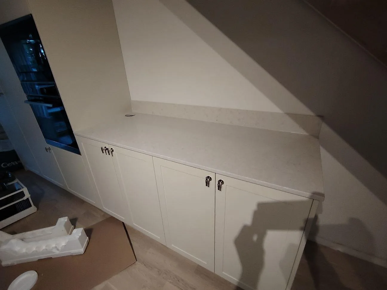 Rak arbetsyta i polerad Silestone Snowy Ibiza med 12 mm stänkskydd under snedtak i ett kök i Vega.