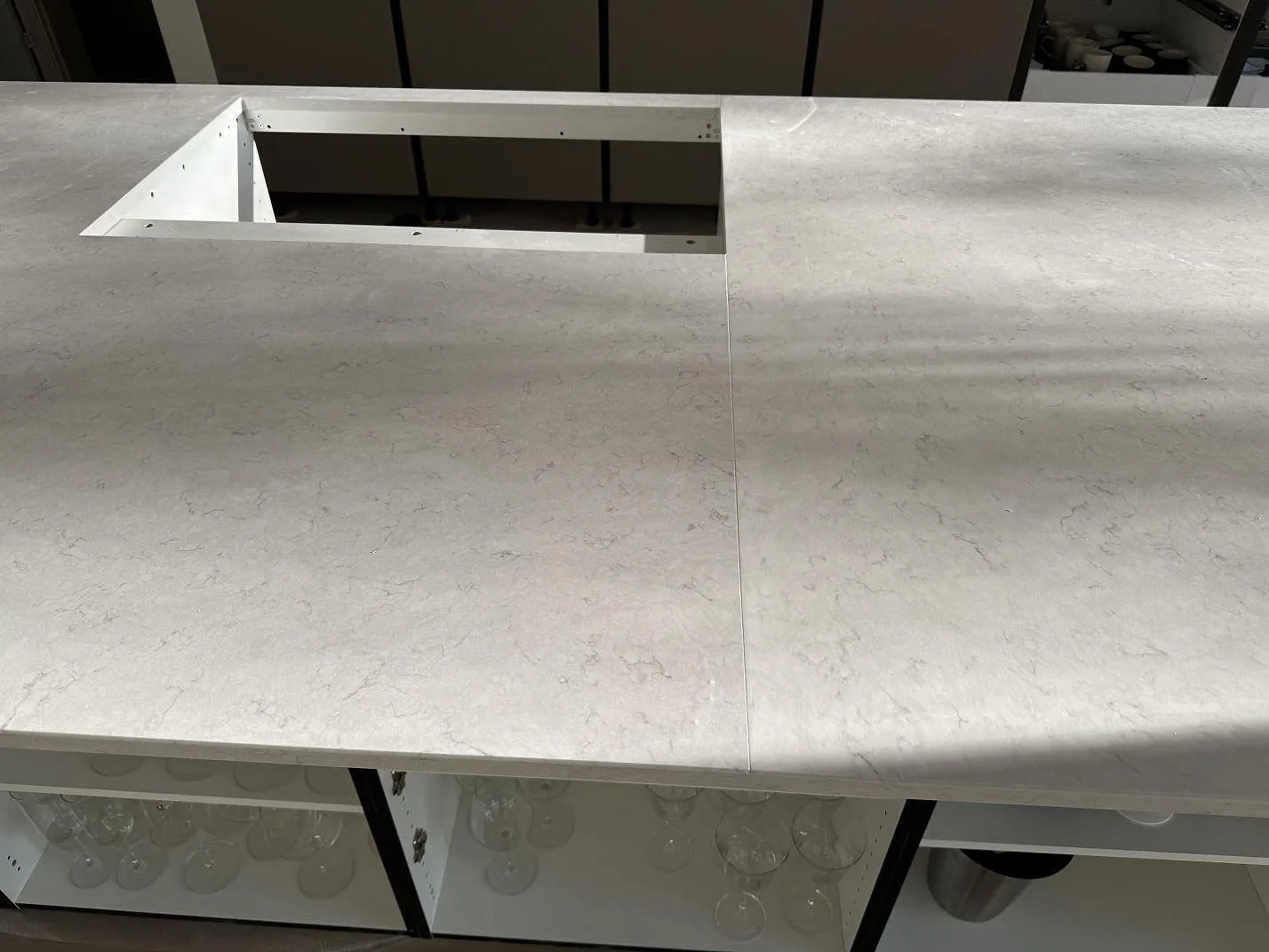 Detalj av hällurtag och skarv i polerad Silestone Snowy Ibiza på stor köksö i Vejbystrand.