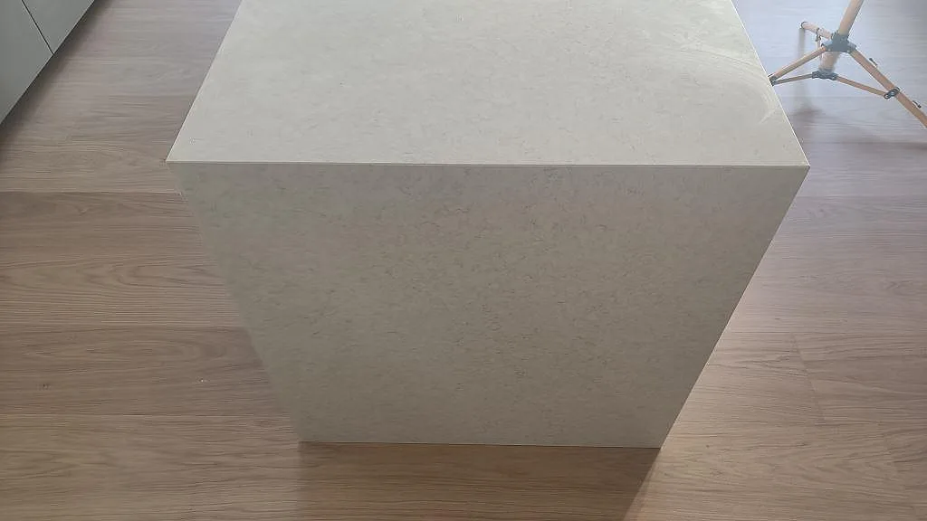 Frontvy av köksö med polerad Silestone Snowy Ibiza som topp och gavel, ljus kvartskomposit i Viken.