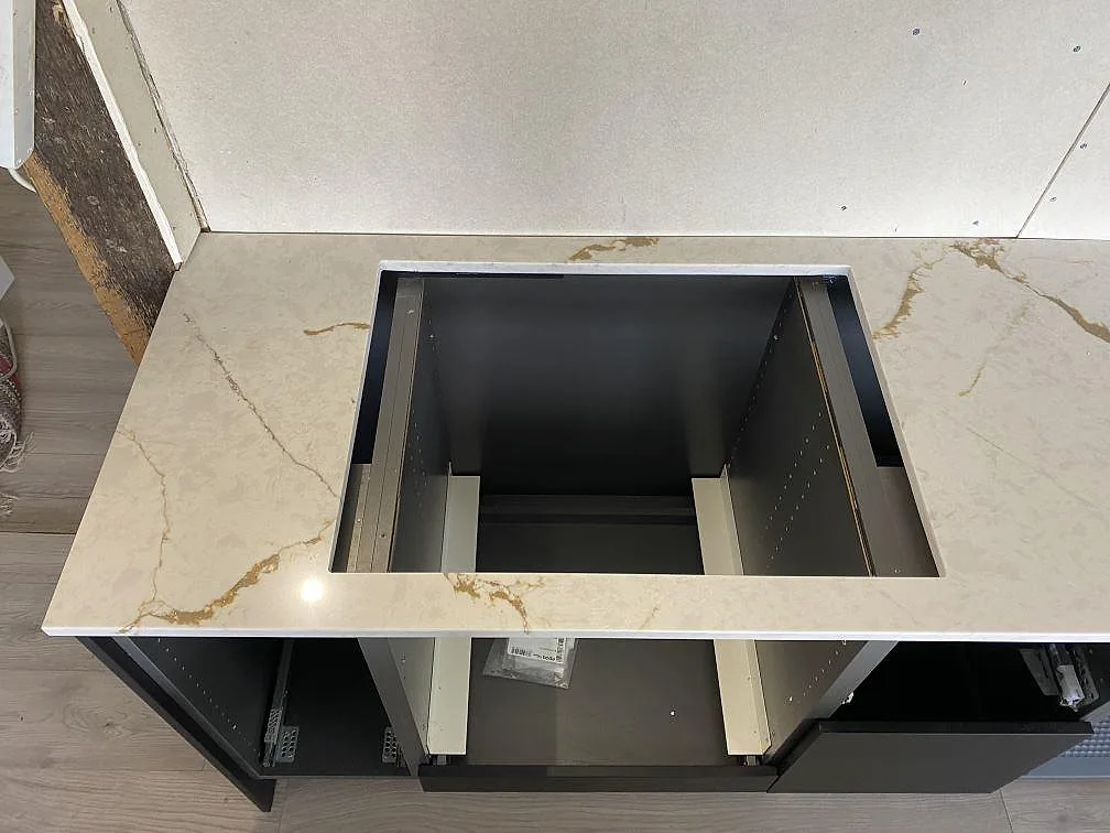 Hälluttag i polerad Silestone Versallies Ivory över svarta köksstommar i Varberg.