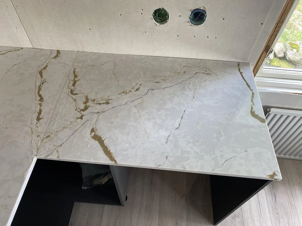 Arbetsyta vid fönster i polerad Silestone Versallies Ivory på svarta köksstommar i Varberg.
