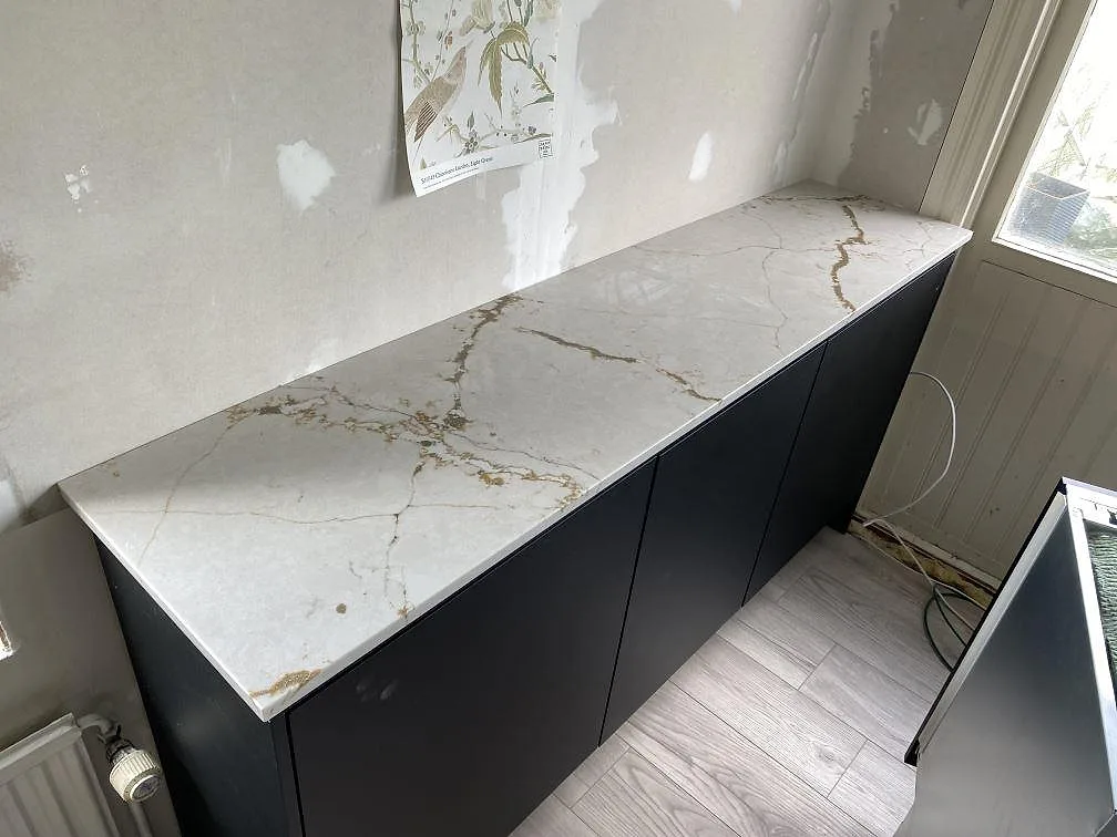 Separat skåpsrad med polerad Silestone Versallies Ivory som köksbänkskiva i Varberg.