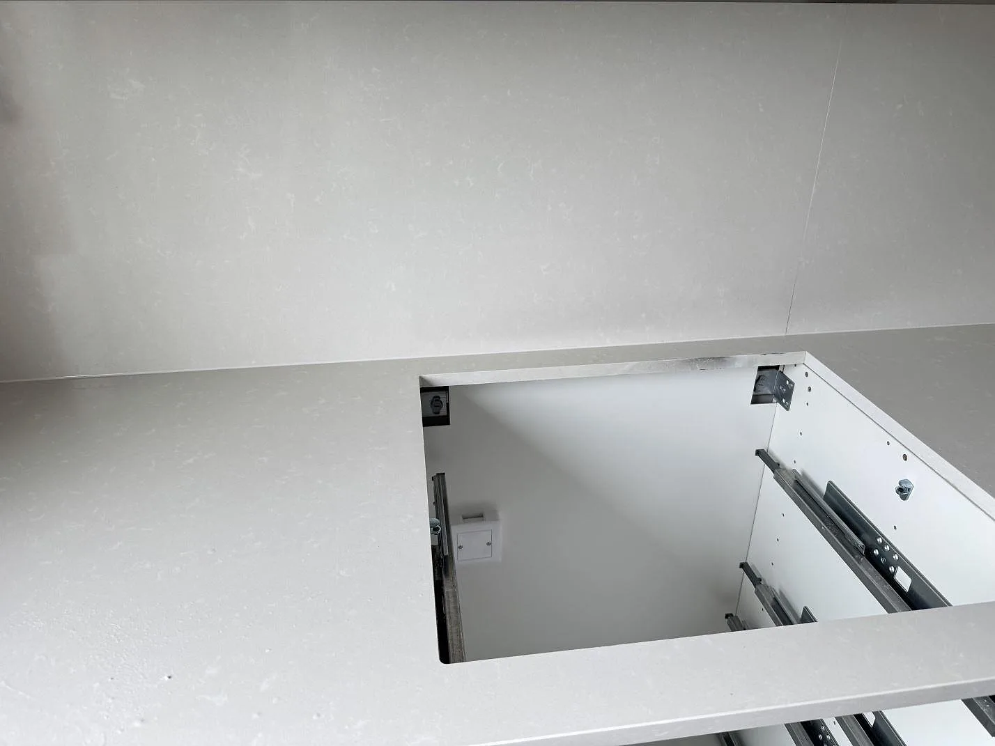 Silestone Yukon kompositbänkskiva, polerad, med rektangulärt urtag och matchande väggbeklädnad i kök i Råå.