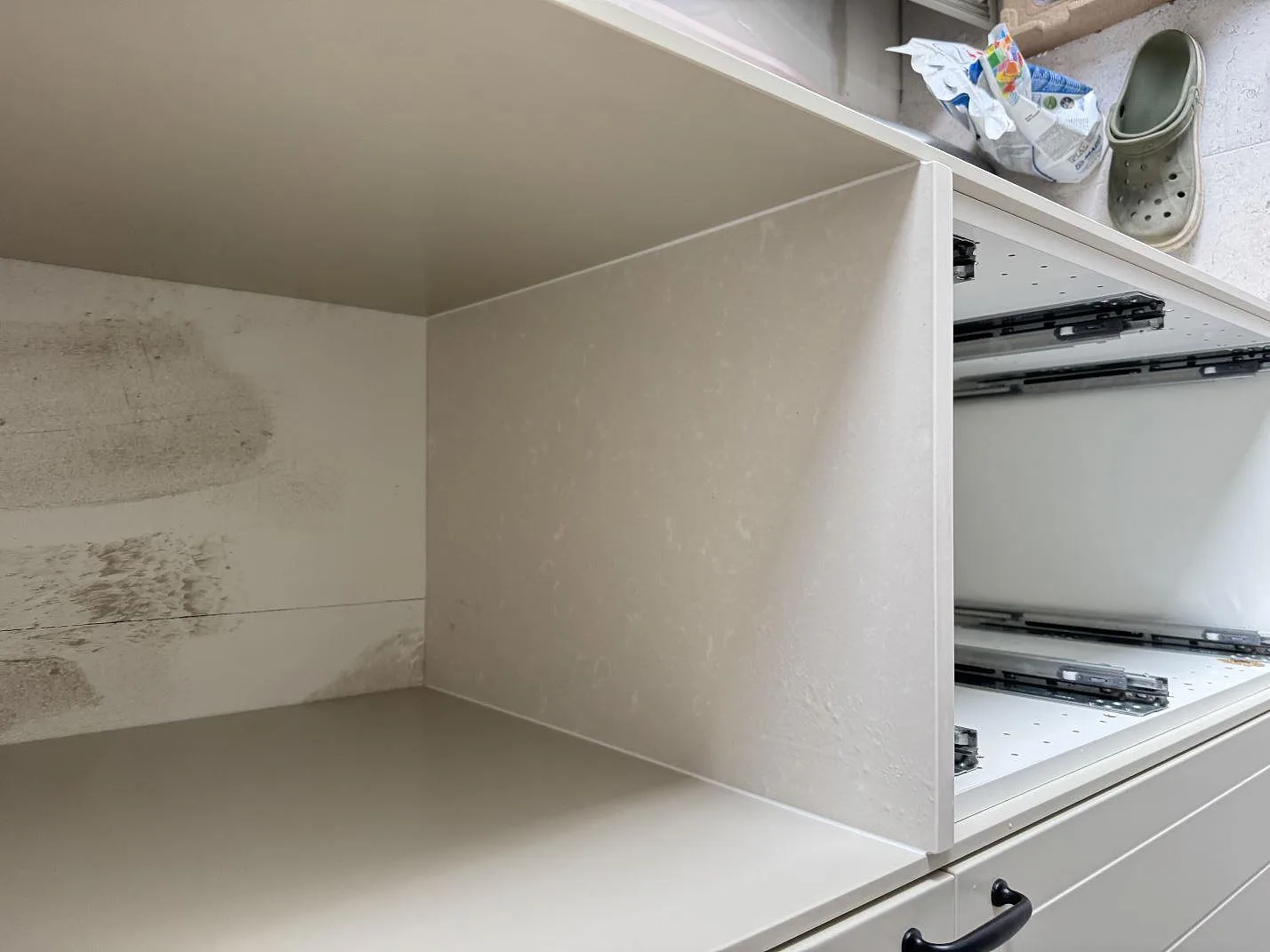 Sidovy av polerad Silestone Yukon komposit som väggbeklädnad och avslut vid öppna köksstommar i Råå.