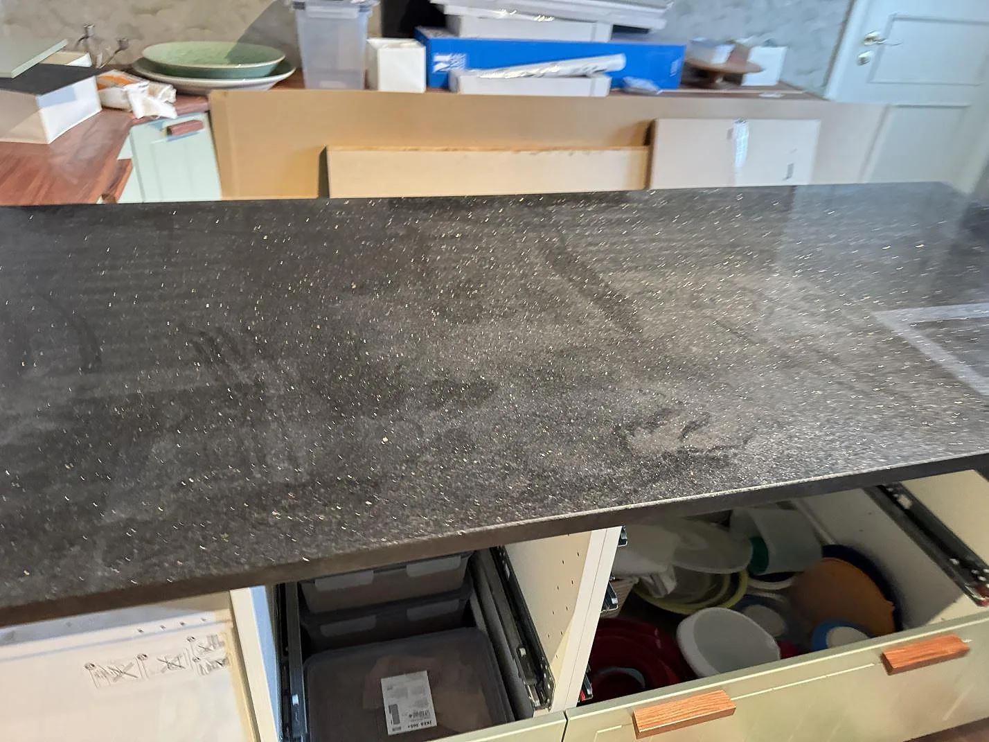 Närbild av polerad Star Galaxy granit som köksbänkskiva över öppna köksstommar i Marieholm.