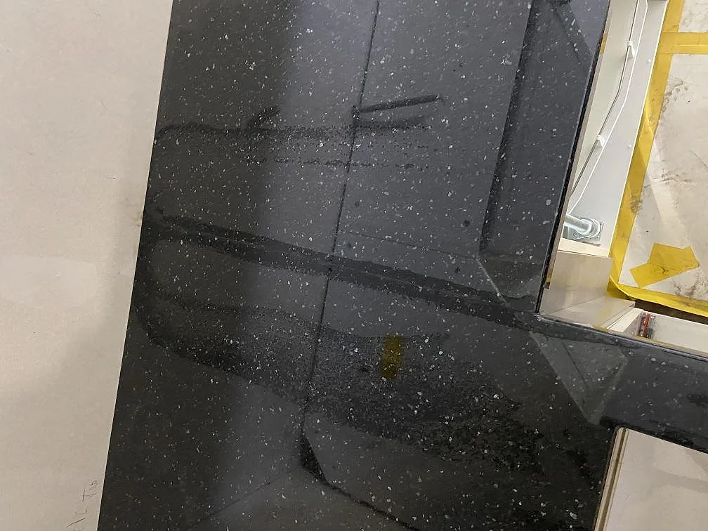 Ovanifrån på den installerade Star Gate granitbänkskivan med diskhoursparning i ett kök i Johannishus.